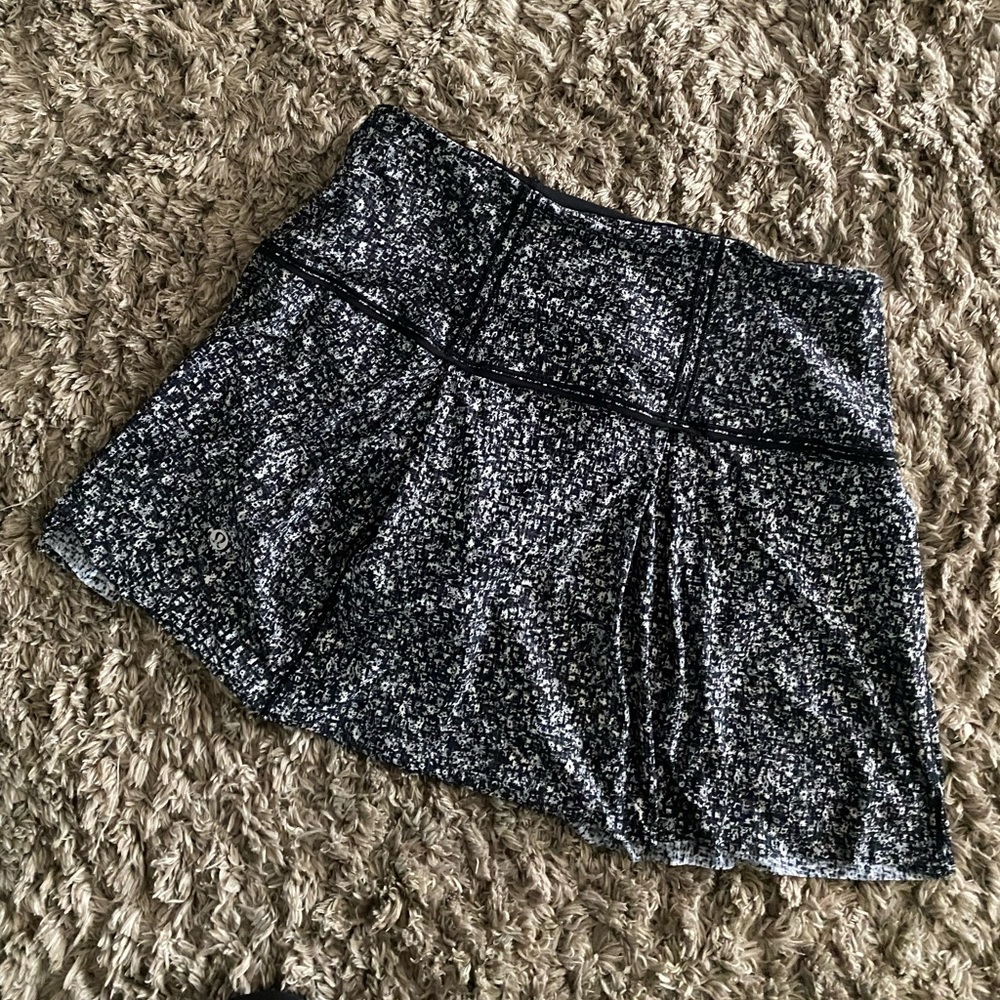 Lululemon size 4 (tag removed) Lost In Pace skirt in black/white print